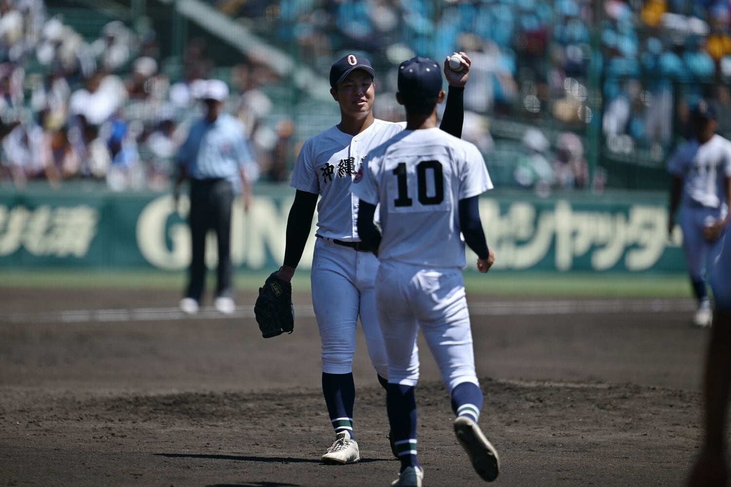 6回途中、笑顔で新垣有絃にボールを手渡す末吉良丞　©Hideki Sugiyama