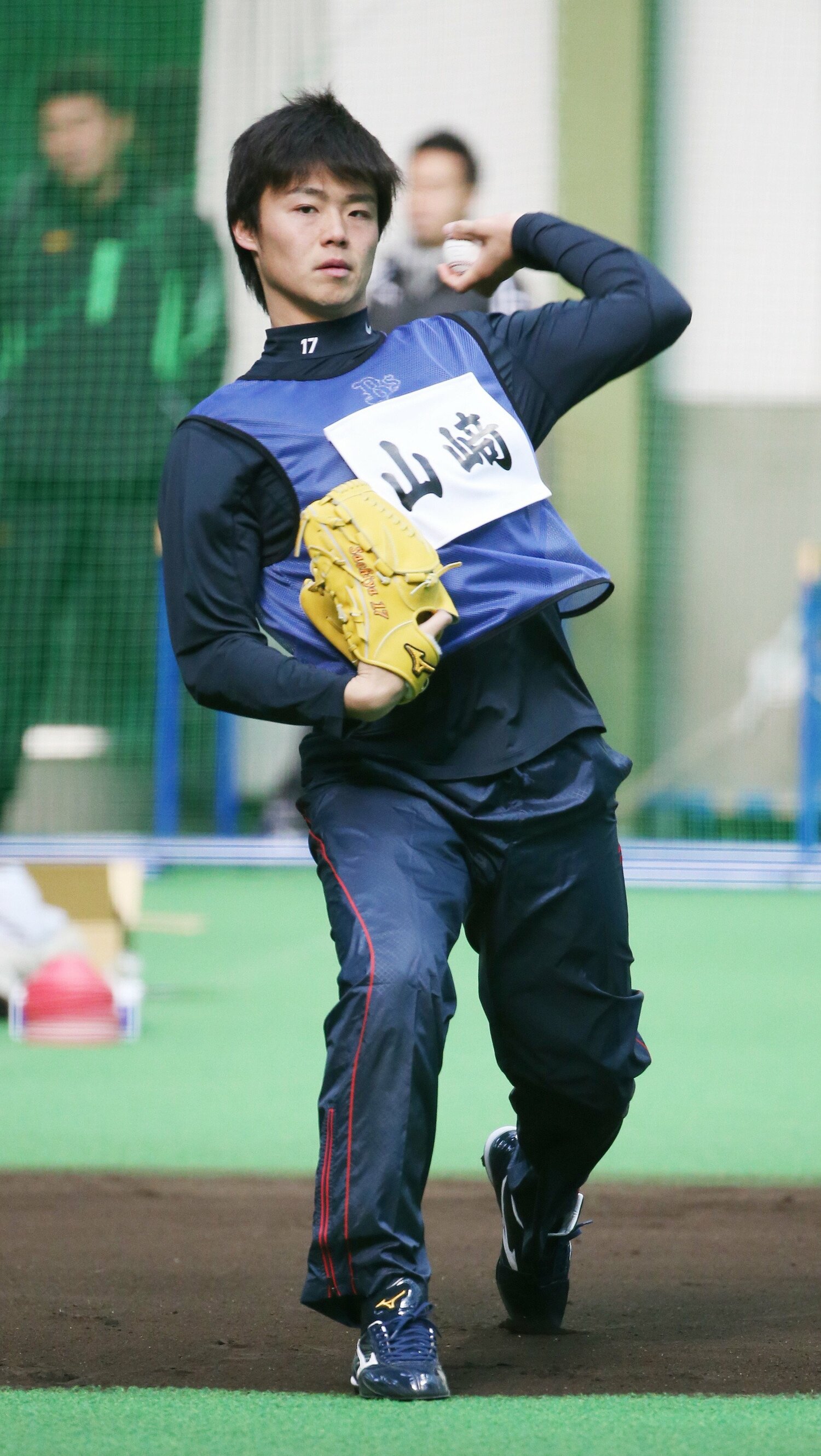 プロ1年目、新人合同自主トレでキャッチボールする山崎福也 ©︎JIJI PRESS