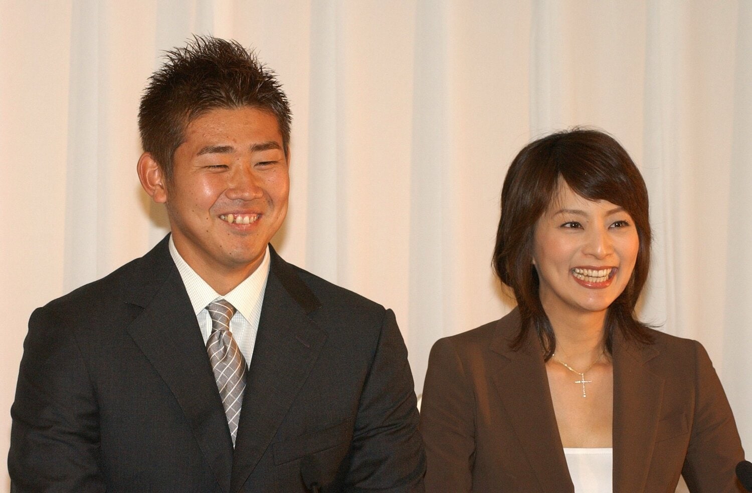 結婚発表時の松坂と柴田アナ ©JIJI PRESS