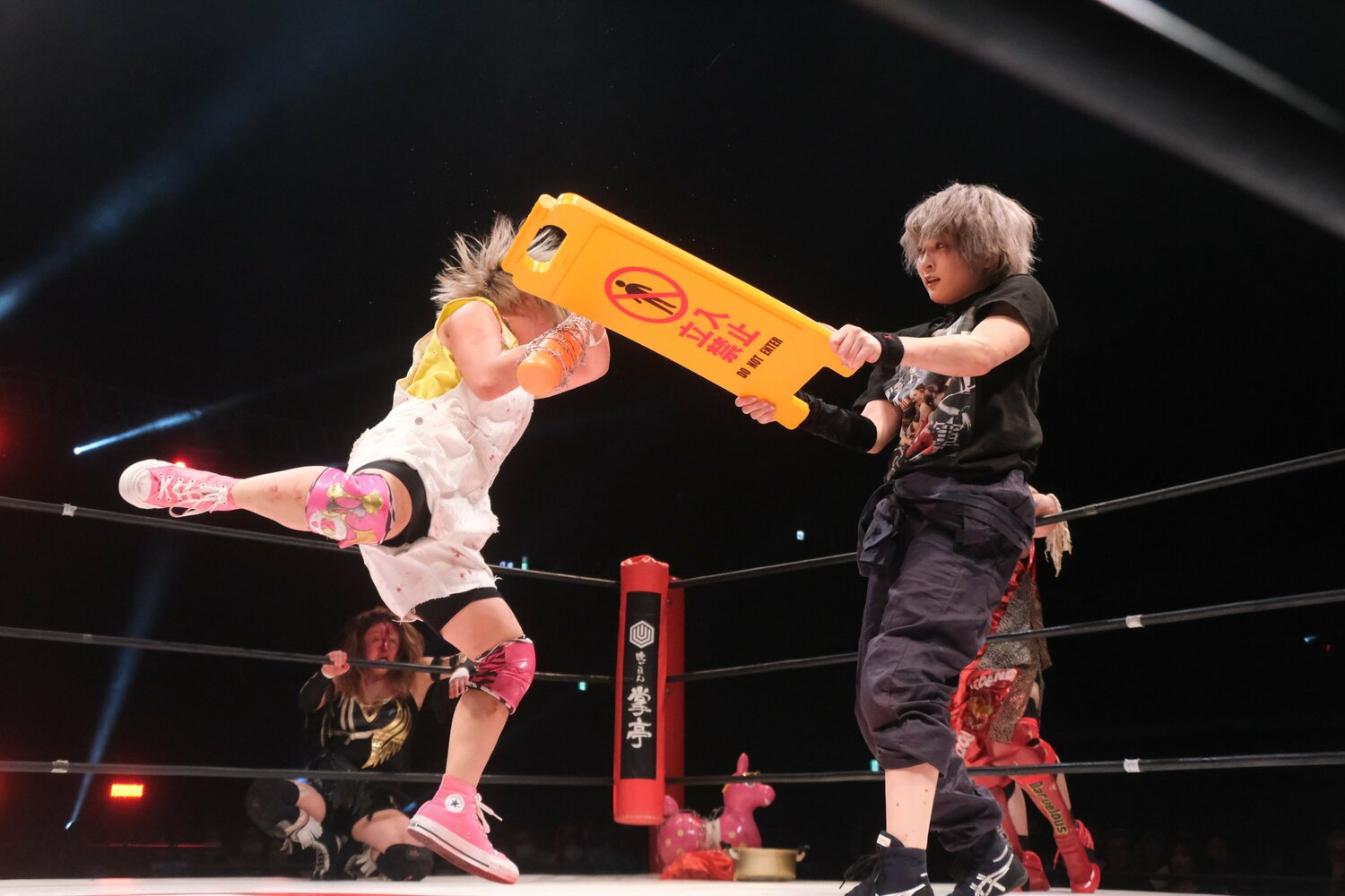 「立入禁止」の看板での攻撃も。ヒールとしての闘いを見せた　©Norihiro Hashimoto