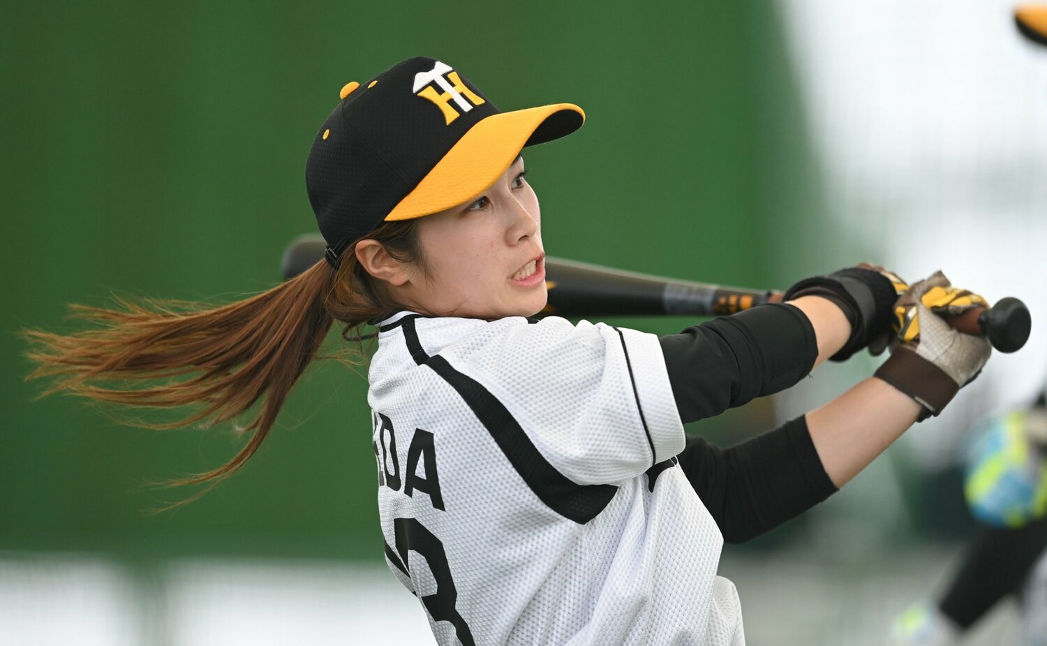 2021年の「関西女子硬式野球選手権ラッキートーナメント大会」で二塁打を放つ前田桜茄　©︎SANKEI SHIMBUN