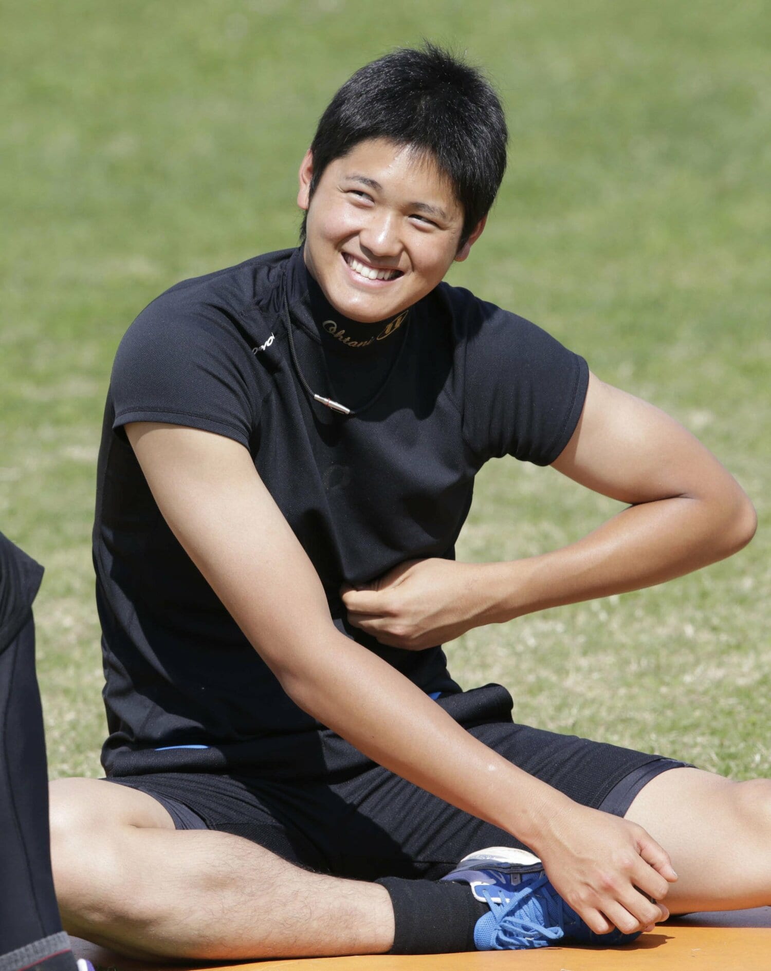 13年キャンプにて、リラックスしてストレッチを行う大谷　©KYODO