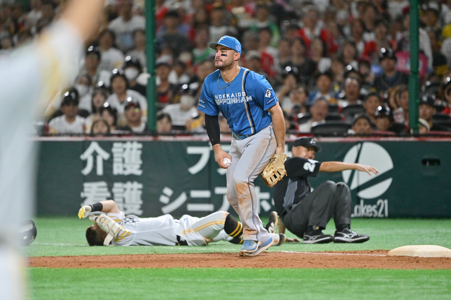 打ち取られた中村が審判と交錯して緊急搬送される不運　©Hideki Sugiyama