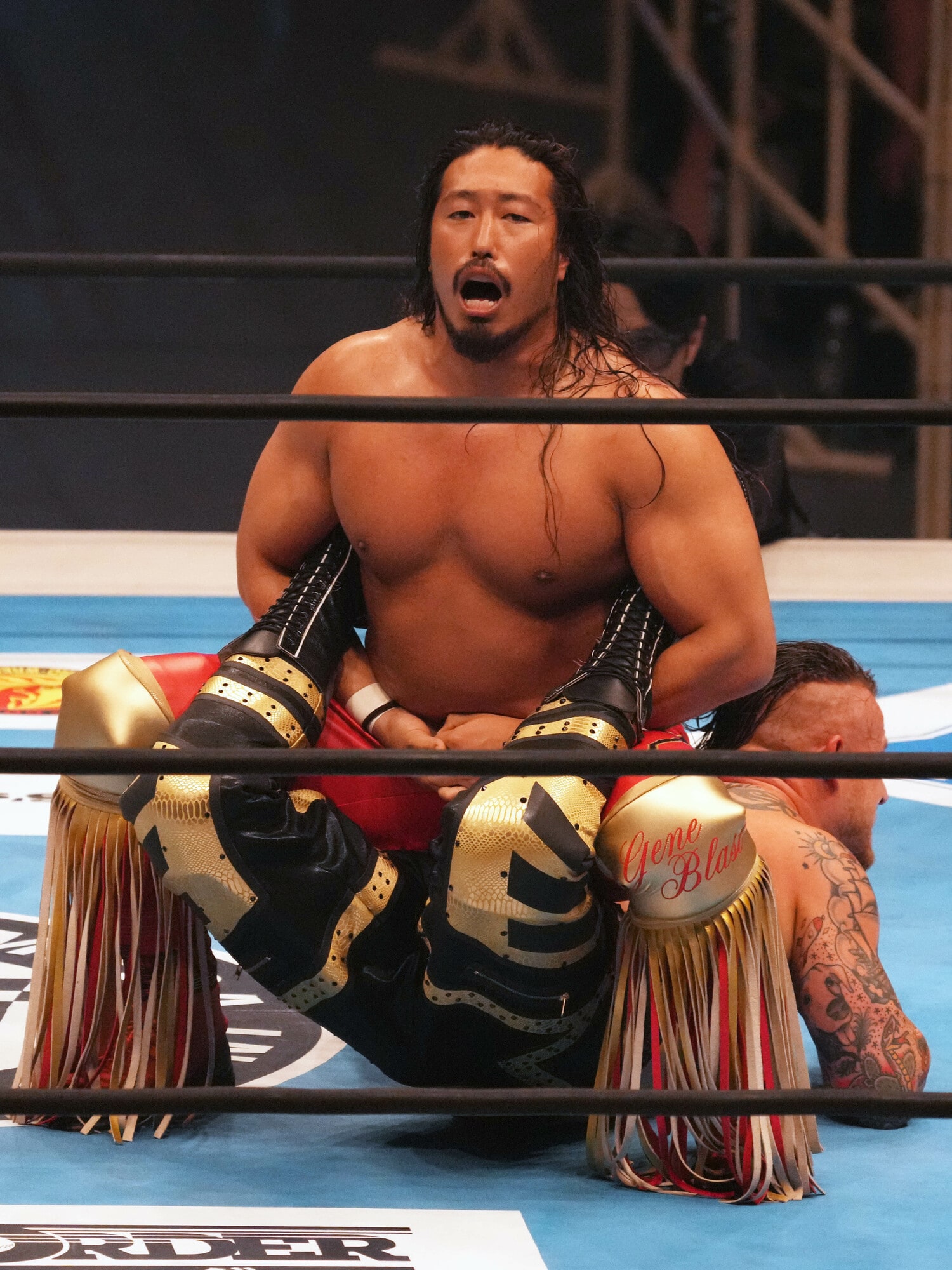 ボストンクラブでデビッド・フィンレーを攻める辻陽太。7月21日、エディオンアリーナ大阪　©Essei Hara