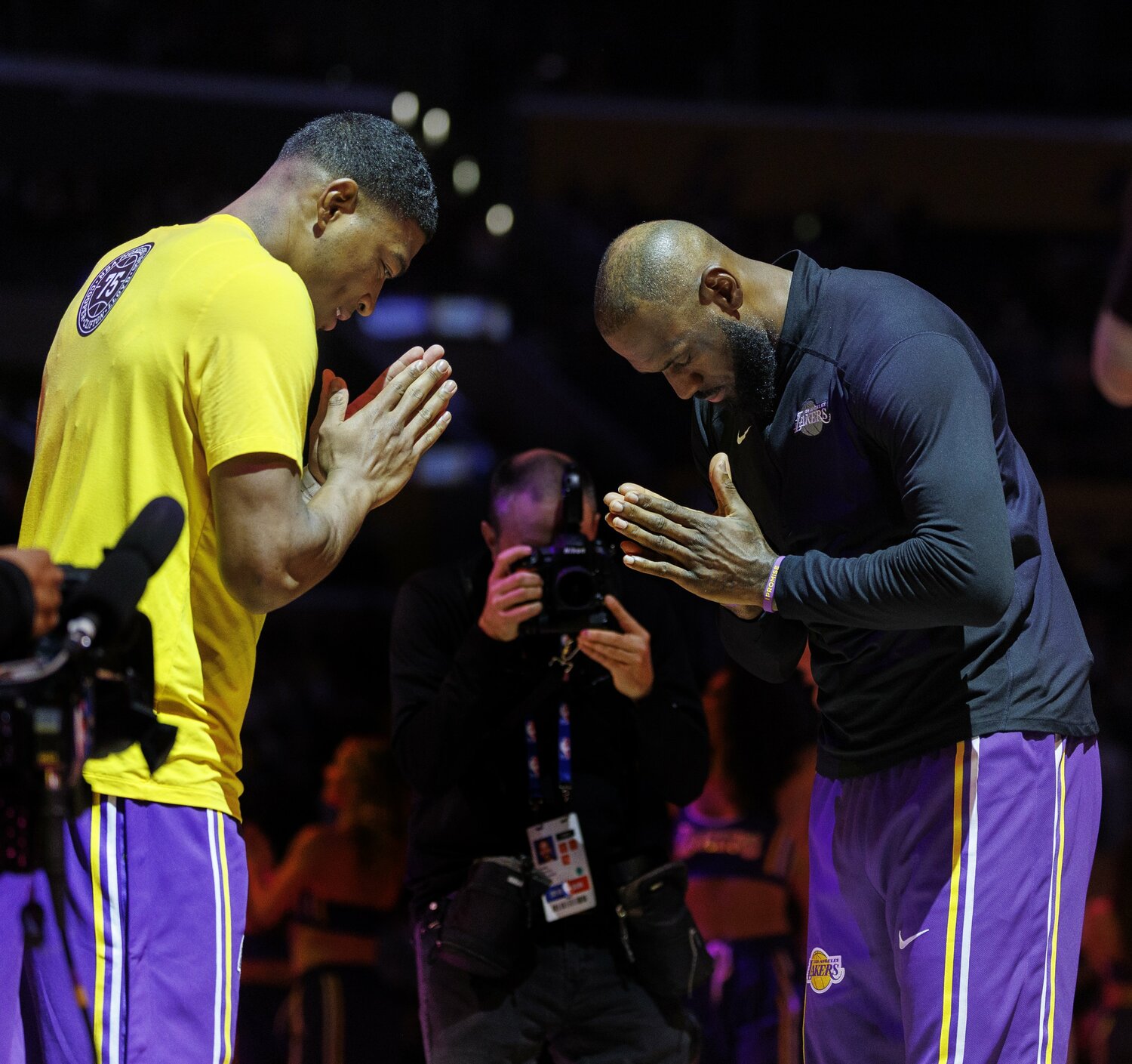 お馴染みの光景となったレブロンとの“儀式”　©︎Gina Ferazzi / Los Angeles Times via Getty Images