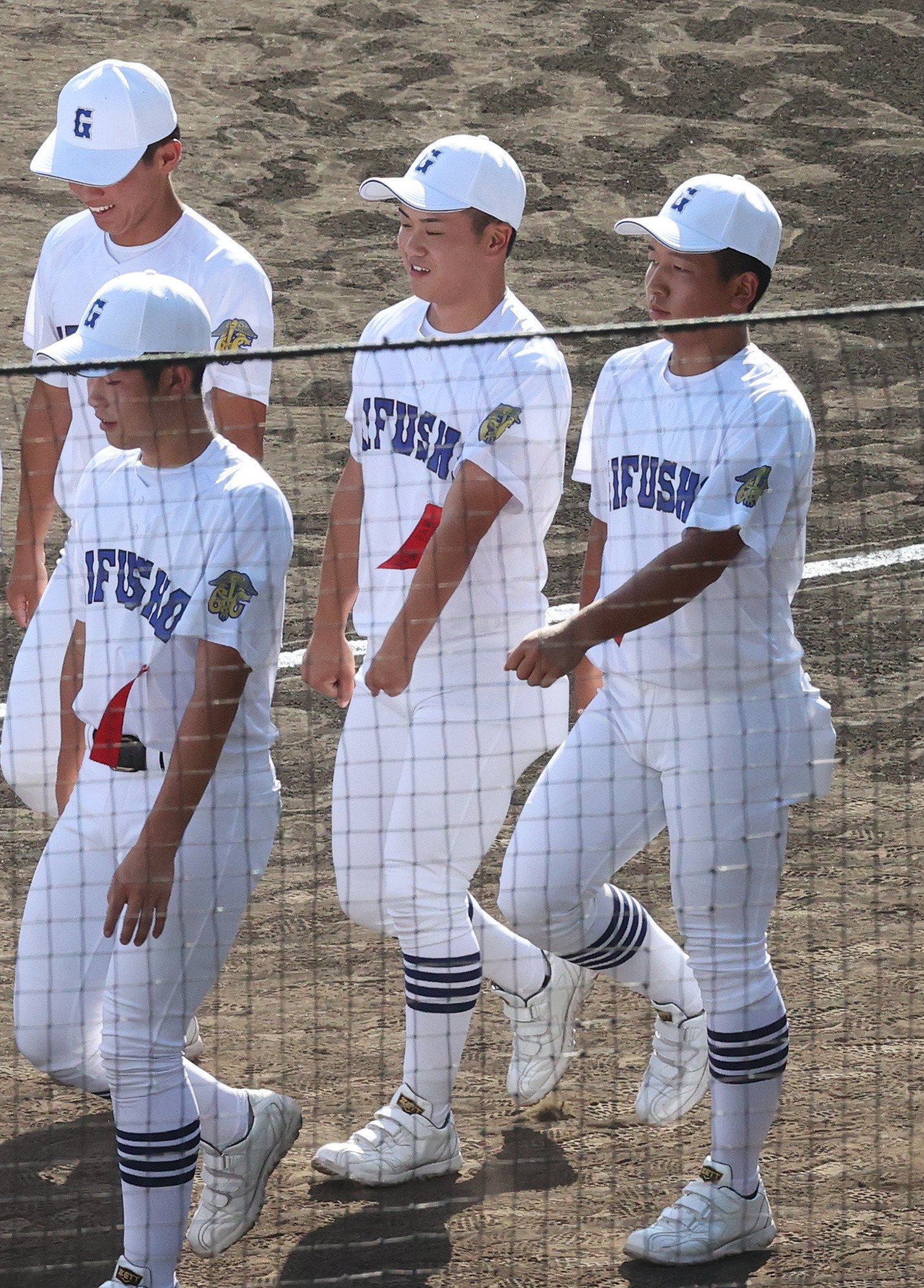 8月5日の開会式。笑顔で入場する横山温大　©JIJI PRESS