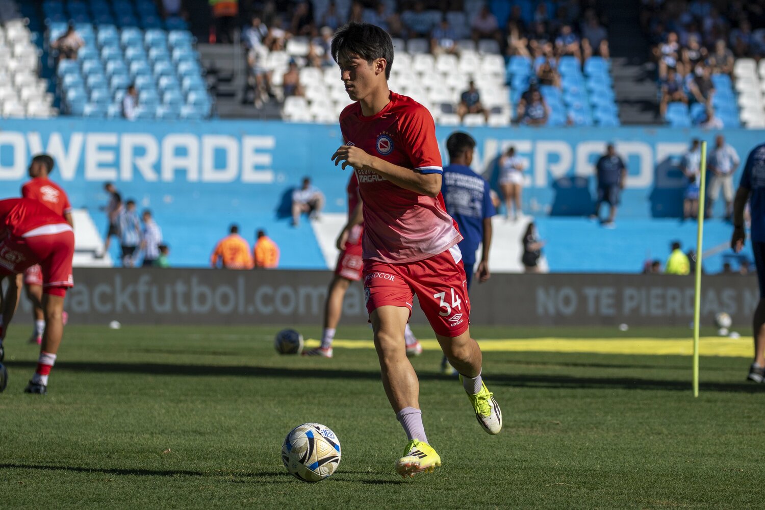 ラシン戦に向けてウォーミングアップする貴田遼河　©︎Aaajoficial