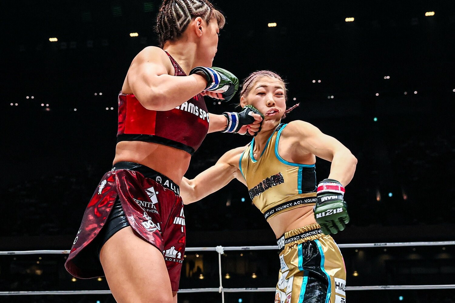 RENAの左フックが伊澤星花の顔面を捉えた瞬間（1枚目）©RIZIN FF Susumu Nagao