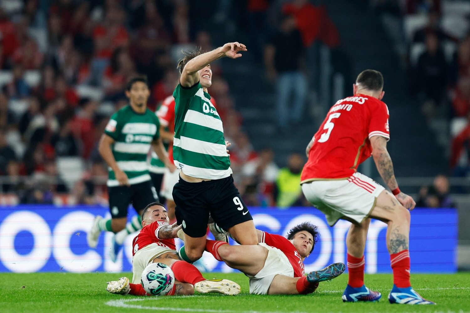 両チーム、ファールを厭わない激しいダービーが繰り広げられた　©Daisuke Nakashima