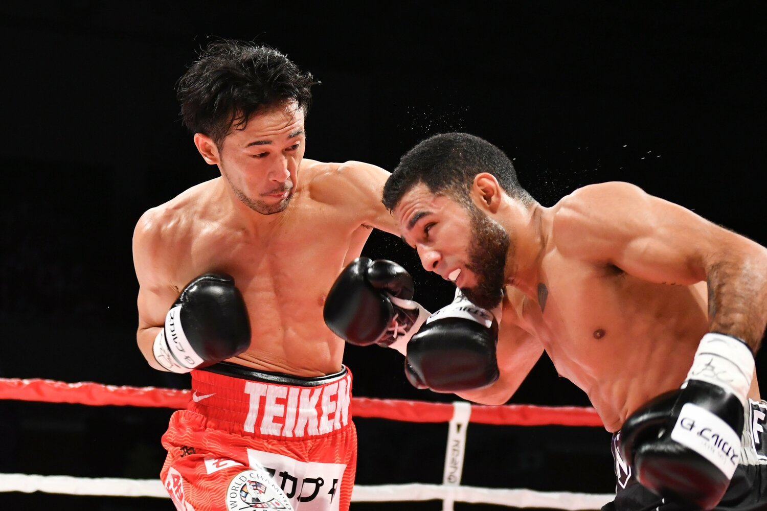 山中の左が決まる場面も　©AFLO