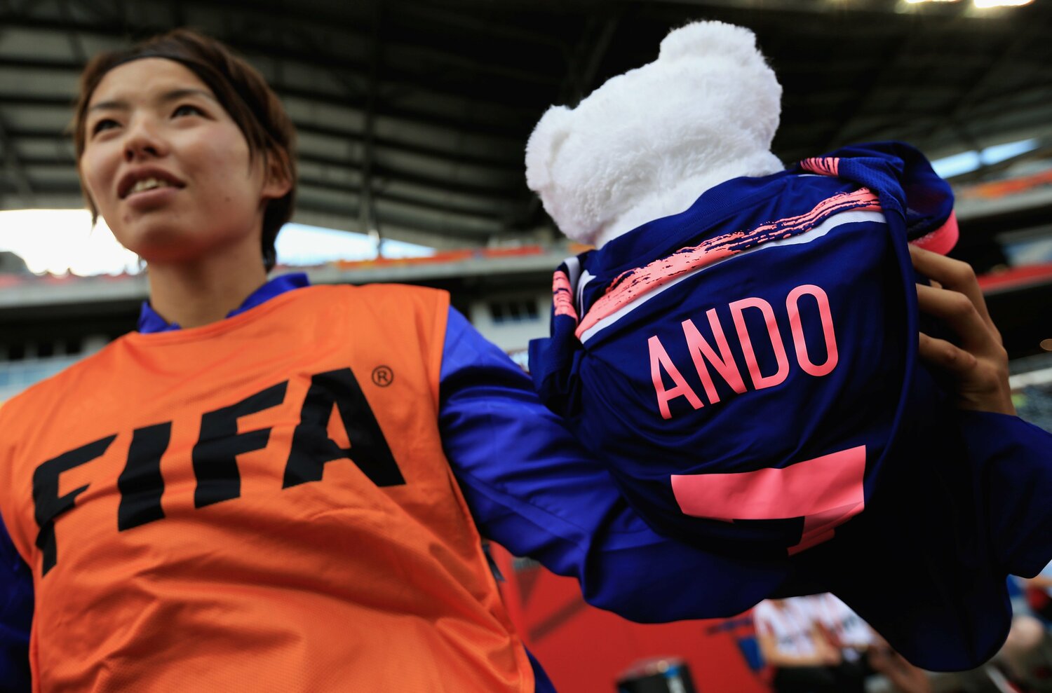 2015年W杯エクアドル戦、負傷した安藤のユニフォームをまとったぬいぐるみをベンチに持参した熊谷　　©︎Getty Images