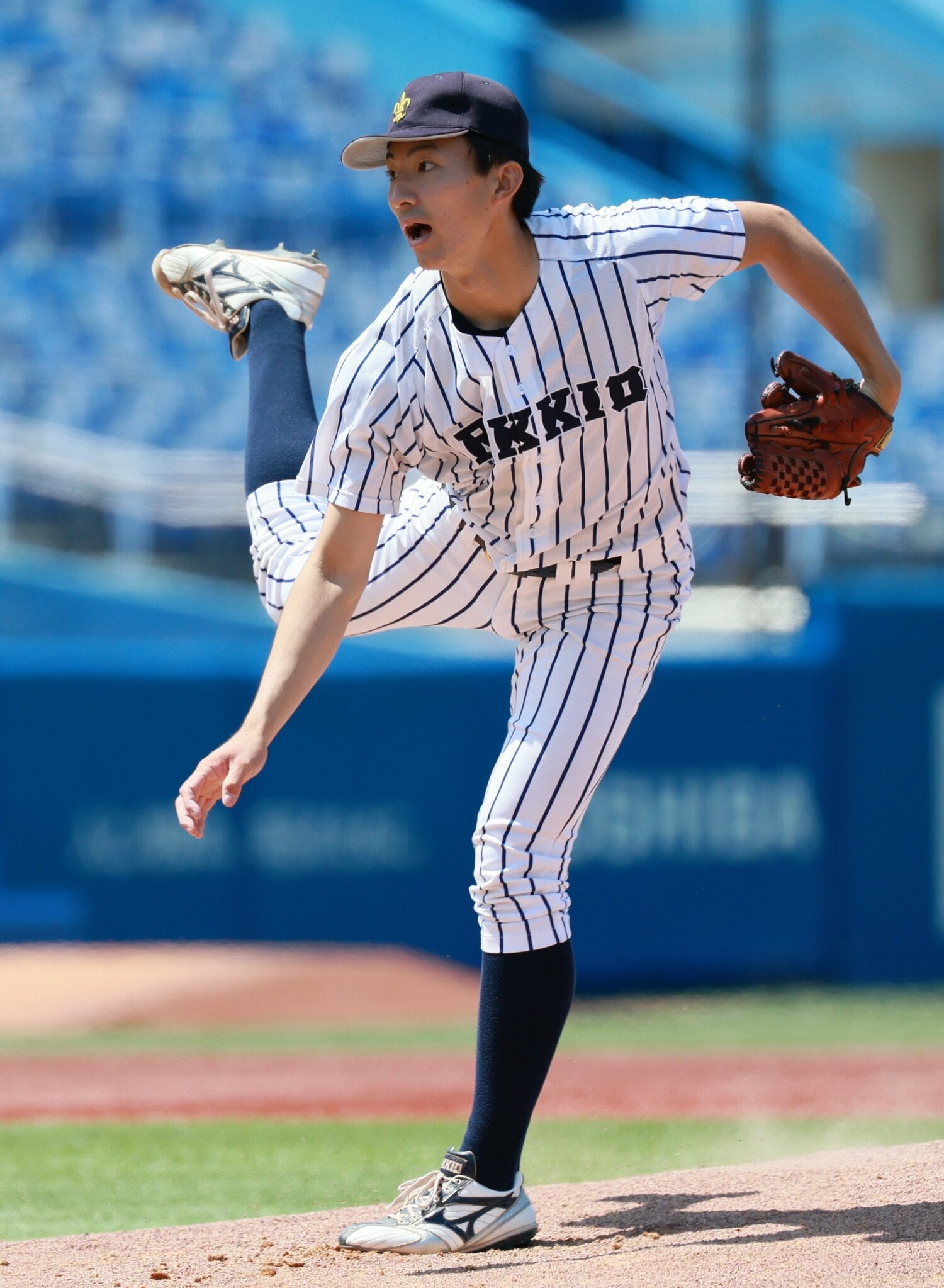 大学4年時（今年）、春のリーグ戦で力投する荘司 ©JIJI PRESS