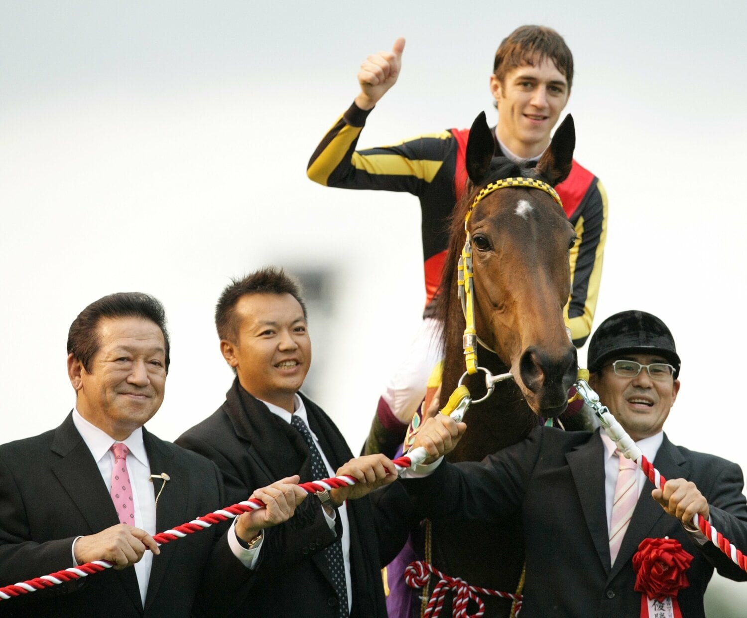 プライベートでも競馬好きで知られる草野さん。一口馬主を務めるブエナビスタは第142回天皇賞・秋を制した　©JIJI PRESS