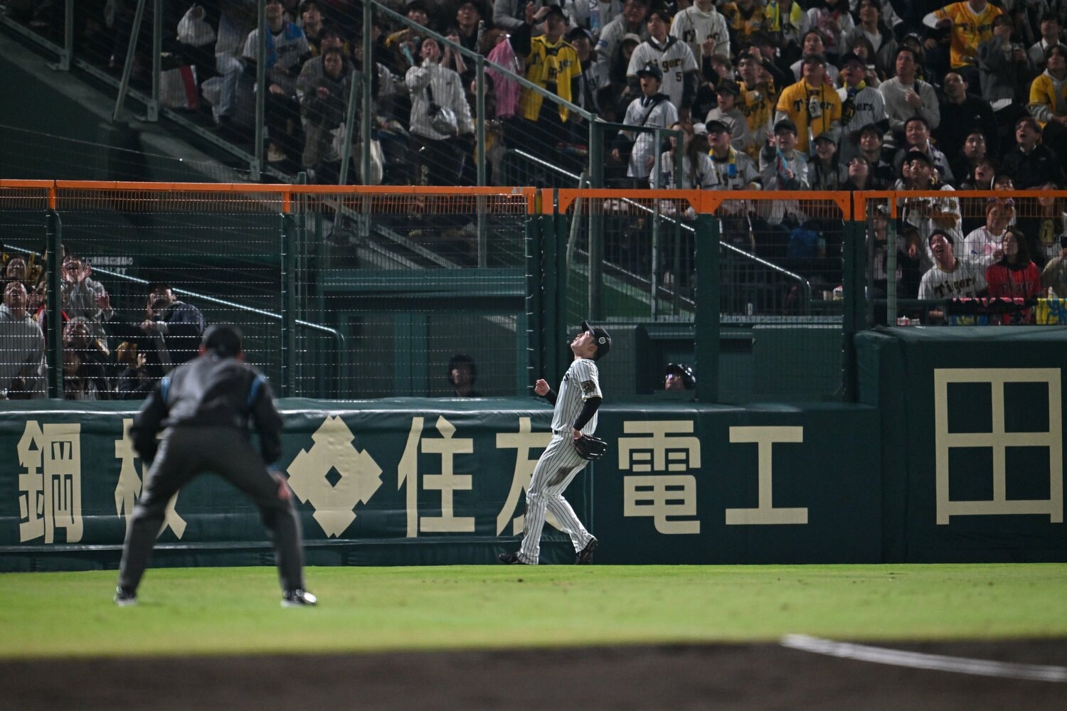 レフト髙寺望夢の頭上を越えてホームランに。阪神ファンは「あぁ」という表情　©Hideki Sugiyama