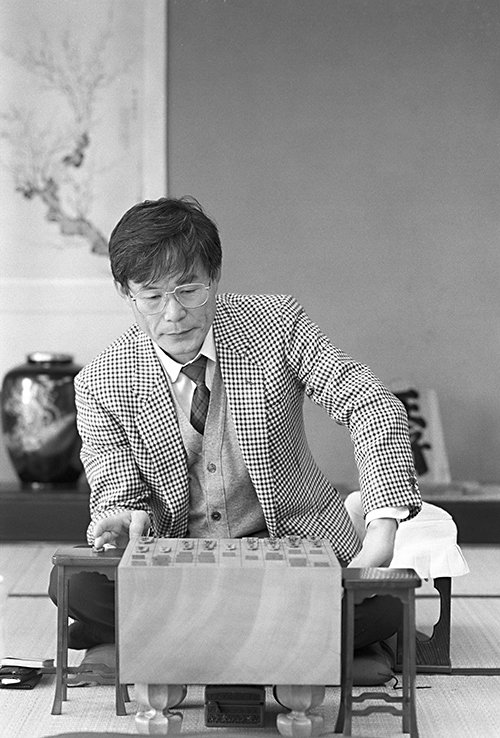 在りし日の米長永世棋聖©BUNGEISHUNJU