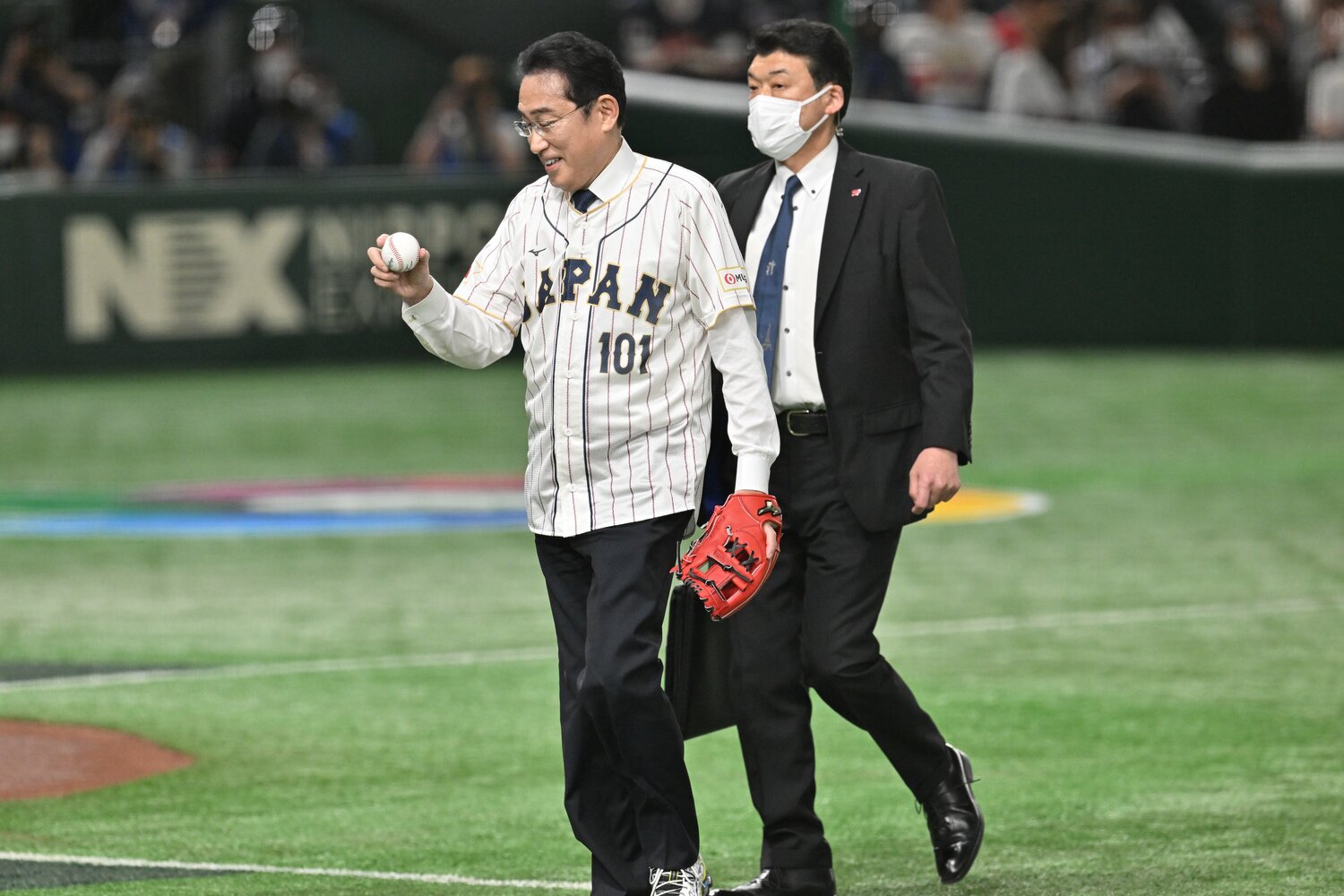 かつて追いかけた白球をしみじみと見つめる岸田総理　©Naoya Sanuki