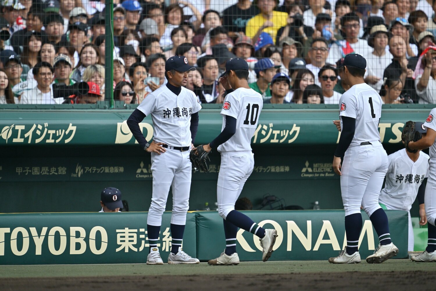 沖縄尚学・比嘉監督（左）と新垣（背番号10）、末吉（背番号1）両投手　©Hideki Sugiyama