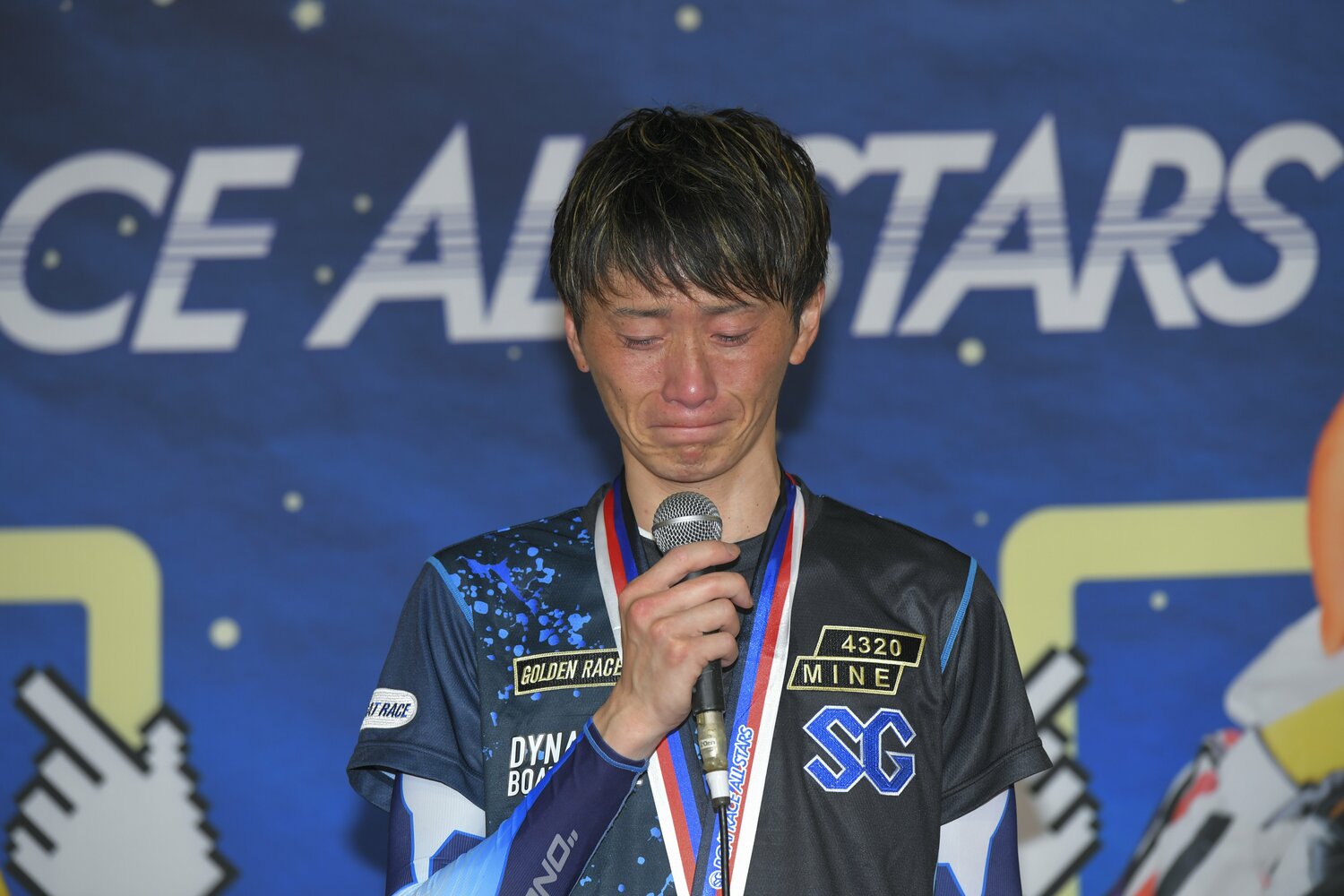 今年5月、ファン投票1位で選出されたSG「ボートレースオールスター」で悲願の優勝を果たした峰竜太。表彰式では涙で言葉につまる場面も　©日本モーターボート競走会