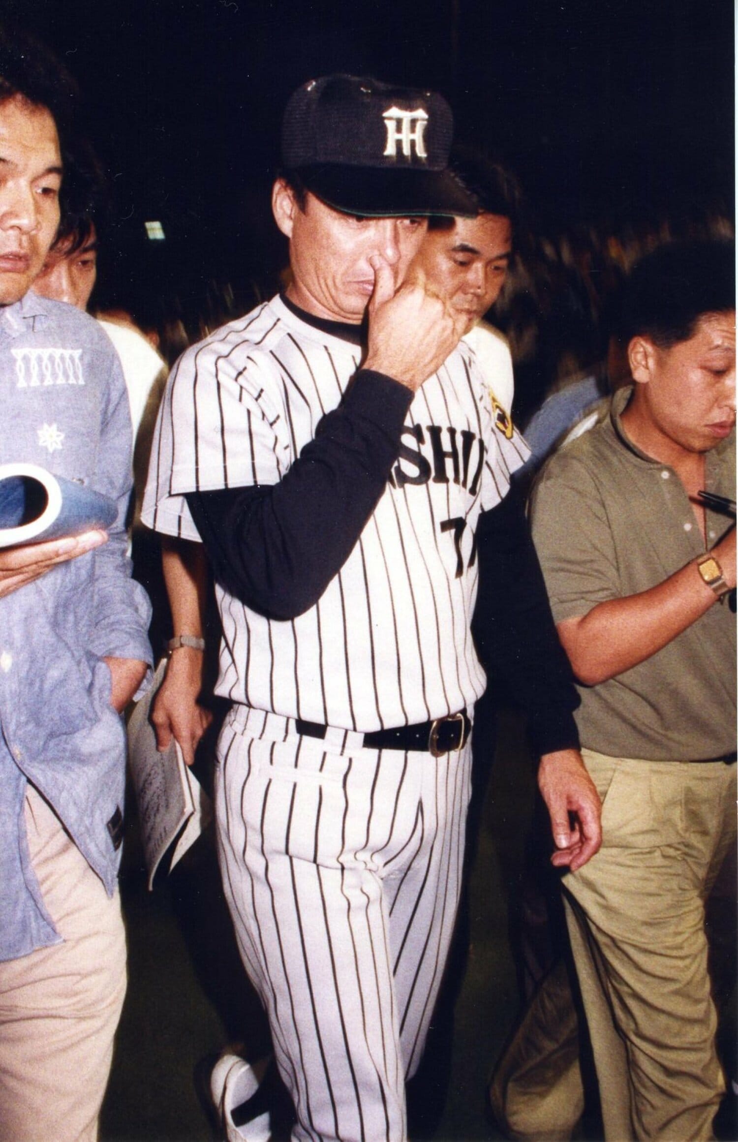 堀記者が担当していた当時の阪神・中村監督。記者のぶら下がり取材を受ける　©︎SANKEI SHIMBUN