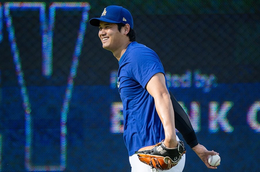 “テレビに映らない”大谷翔平からのハグ…剛腕新人ニッコリ「よし、ショウヘイのカバーに」「またサインほしいけど」ライバルが憧れる日常＜Number Web＞ photograph by Nanae Suzuki