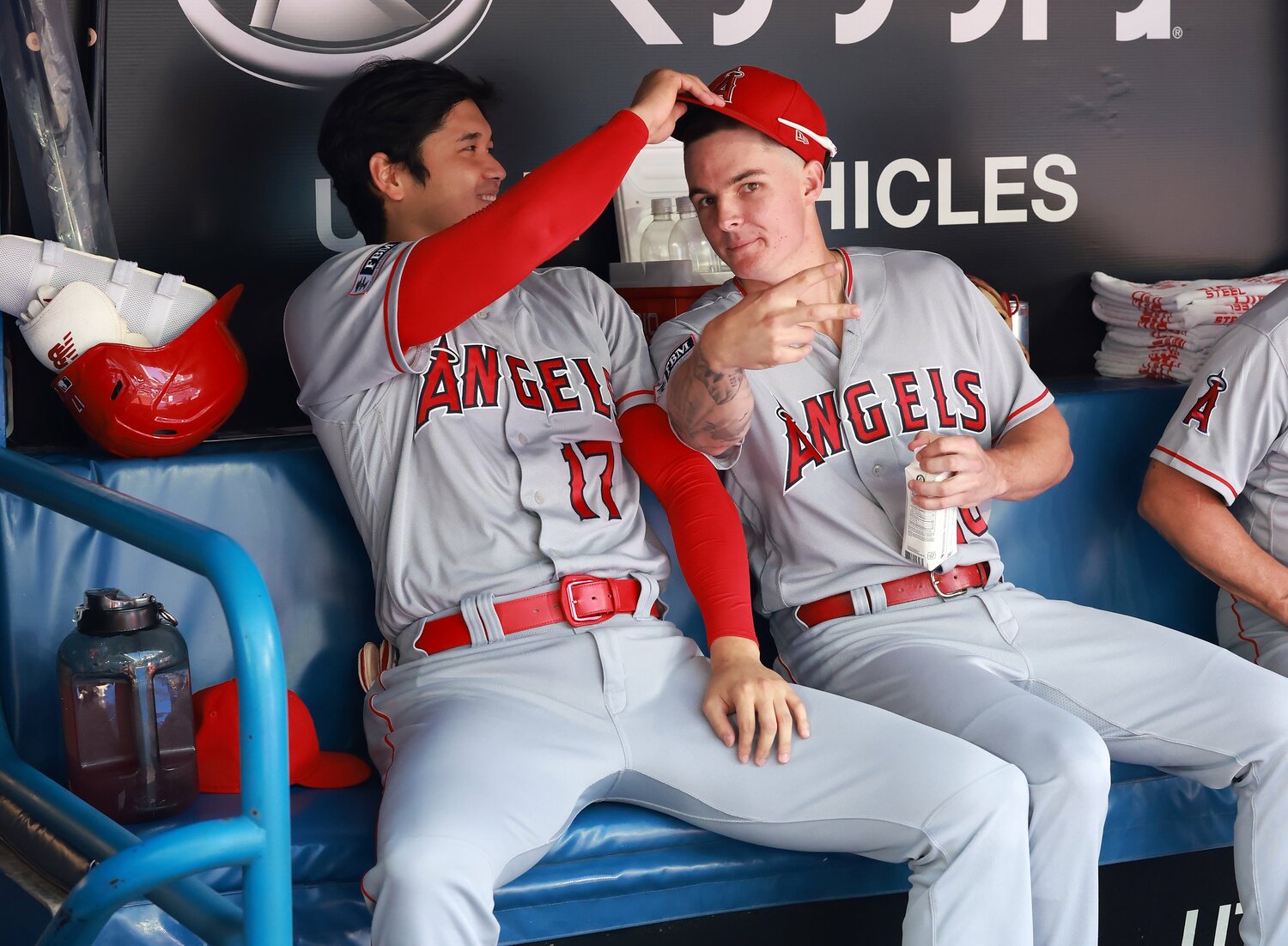 ベンチで大谷翔平と戯れるミッキー・モニアク　©Getty Images