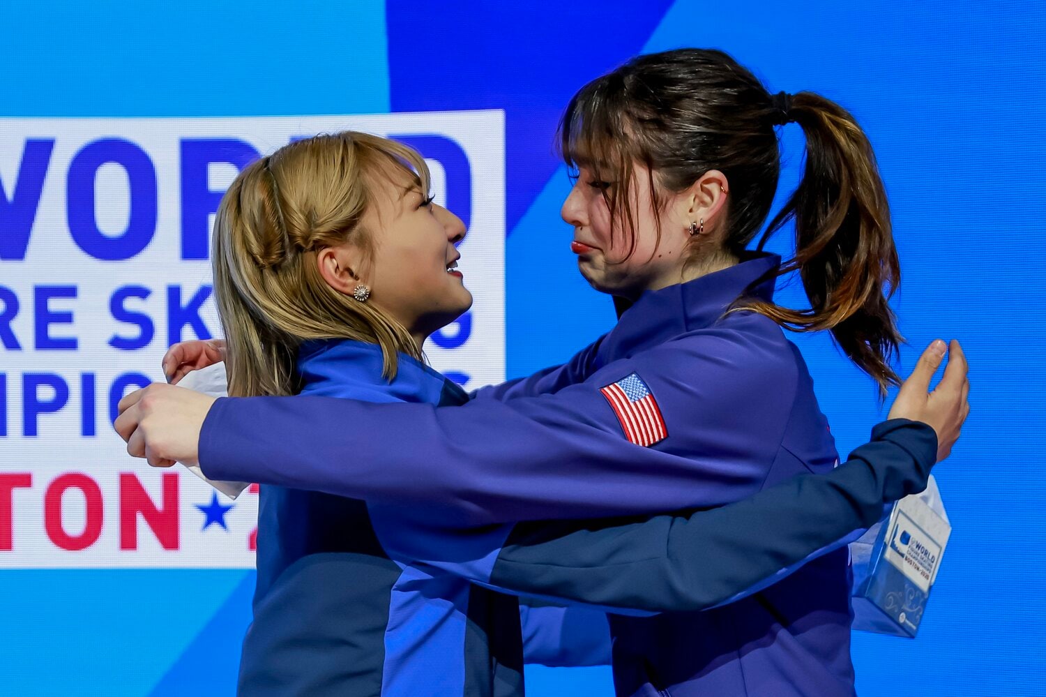 世界選手権で優勝を決めたアリサ・リュウ（右）と抱き合う坂本花織　©︎EPA=JIJI PRESS