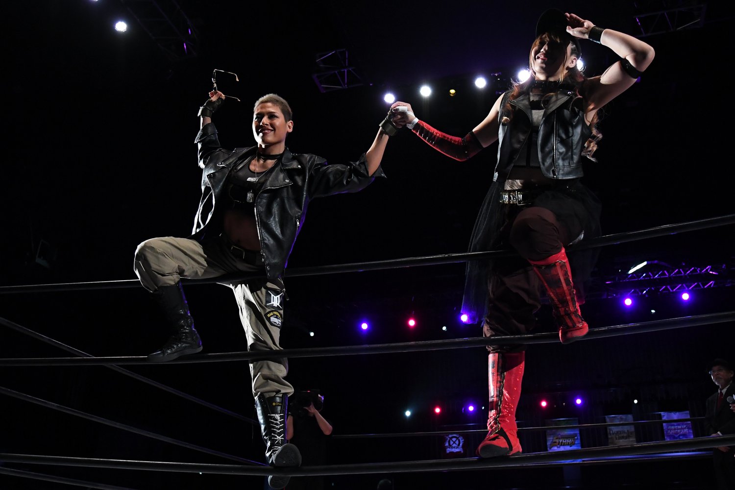 4月の横浜武道館 メインのタッグ選手権 ジュリア（左）、朱里組