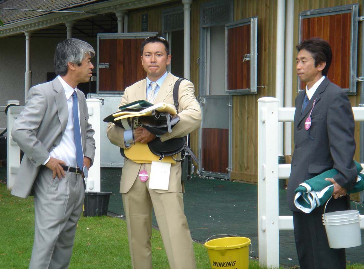 ゼンノロブロイ英国遠征時の一枚（左が藤沢調教師、右が当時騎手だった鹿戸）　©Satoshi Hiramatsu
