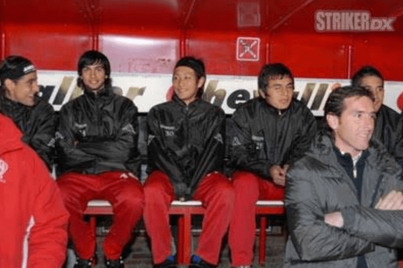 中学生時代に短期留学したアルゼンチンに魅せられ、高校卒業後に単身で海を渡った加藤。アルゼンチン代表パストーレ（左から2番目）とはチームメイトだった（本人提供）