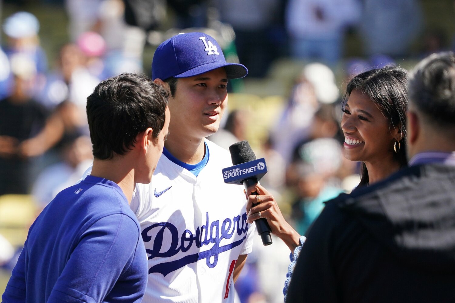 2本塁打を含む4打数4安打の大活躍の大谷、フィールドインタビューに答える　©︎Shizuka Minami