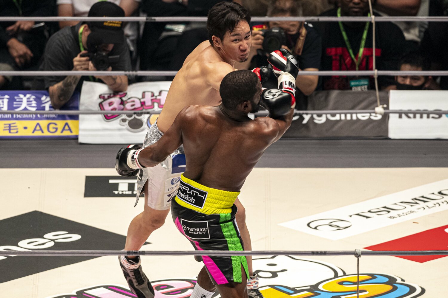 メイウェザーの顔面を直撃するパンチを放つなど、見せ場を作った朝倉 ©Takuya Sugiyama