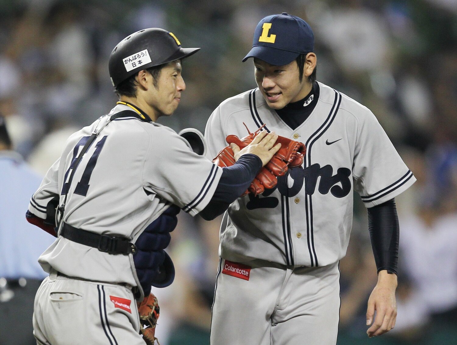 2011年8月、プロ初完投勝利を収め、星孝典(左)と喜ぶ菊池雄星 ©JIJI PRESS