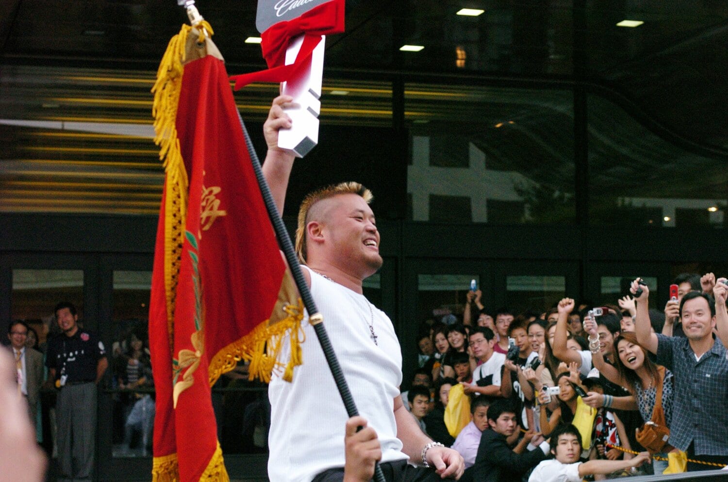 天山広吉のG1優勝パレード。2004年8月15日、両国国技館前 ©Masashi Hara