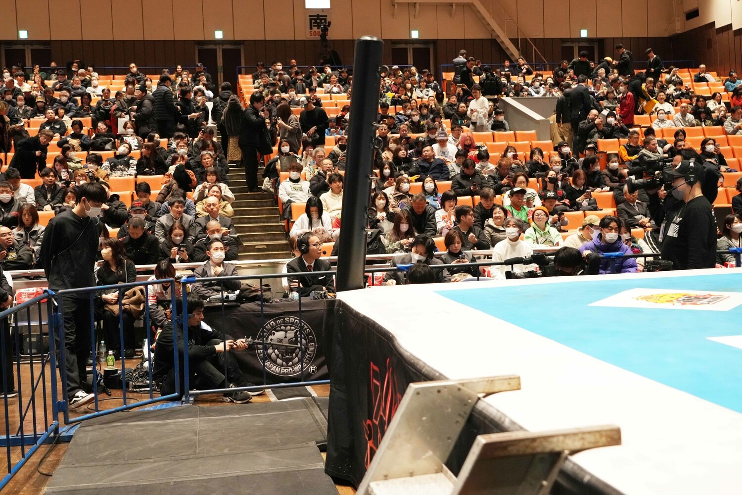 傾いている折れた鉄柱　©Essei Hara