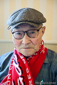 神戸一中の後輩・田渕の首に巻かれているのはレンヌ（フランス）のマフラー。