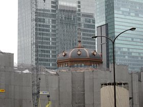 新しい東京駅のシンボルが、工事現場の上からニョッキリ突き出しております