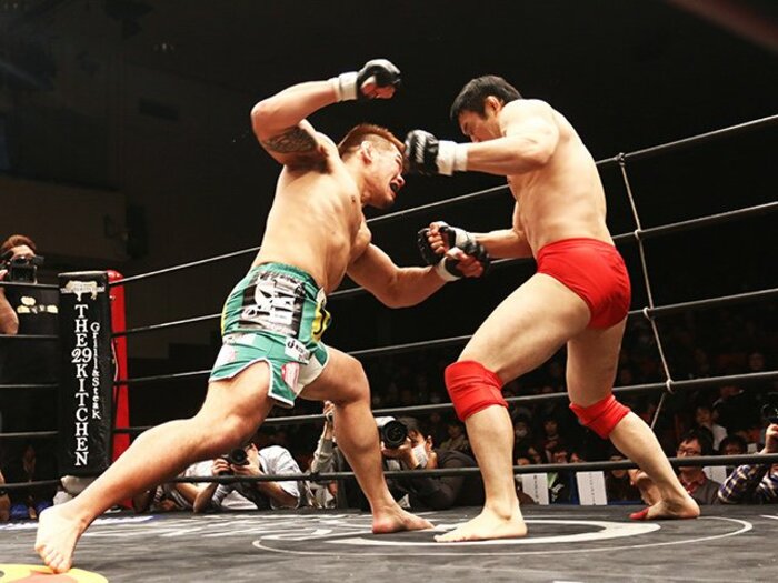 地味でグダグダだからこそ光り輝く。元DEEP王者・白井祐矢の格闘技人生。＜Number Web＞ photograph by Hisao Yamaguchi