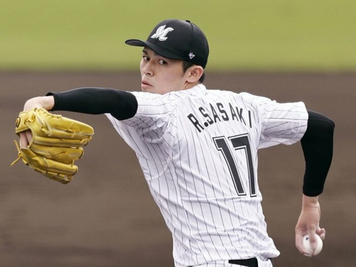 鳥谷敬が目撃した“佐々木朗希の3年計画”「レベルが違う」と驚いた“18歳のギアチェンジ”とは？「若い頃なら打席に立ってみたいかな」＜Number Web＞ photograph by KYODO