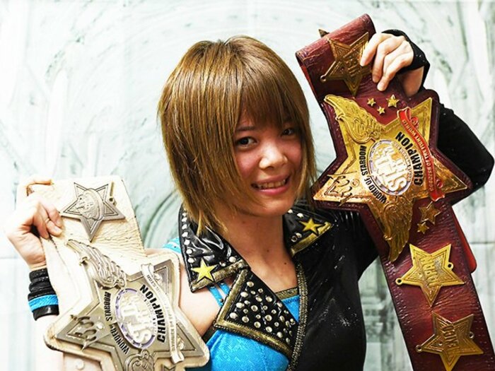 やせっぽちの女子プロレス王者。岩谷麻優が抱く赤と白のベルト。＜Number Web＞ photograph by Essei Hara