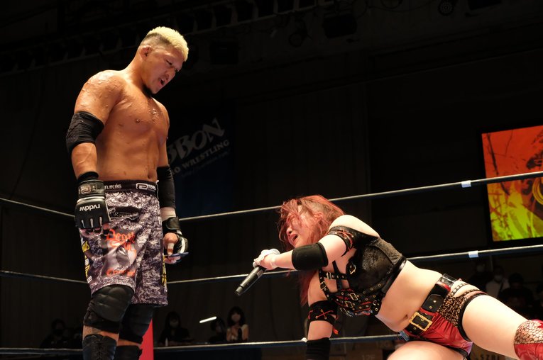 「いつか、傷だらけの背中でウェディングドレスを」 18歳の女子レスラー・鈴季すずが大流血を「嬉しい」と語る理由(10)