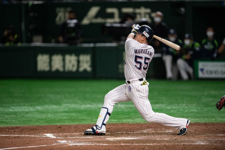 村上の豪快なスイング　©Nanae Suzuki