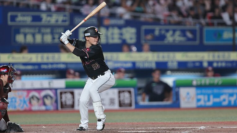 ３球団目のユニフォームを纏い、悲願のVへ、使者となるべくバットを振る　©︎Chiba Lotte Marines
