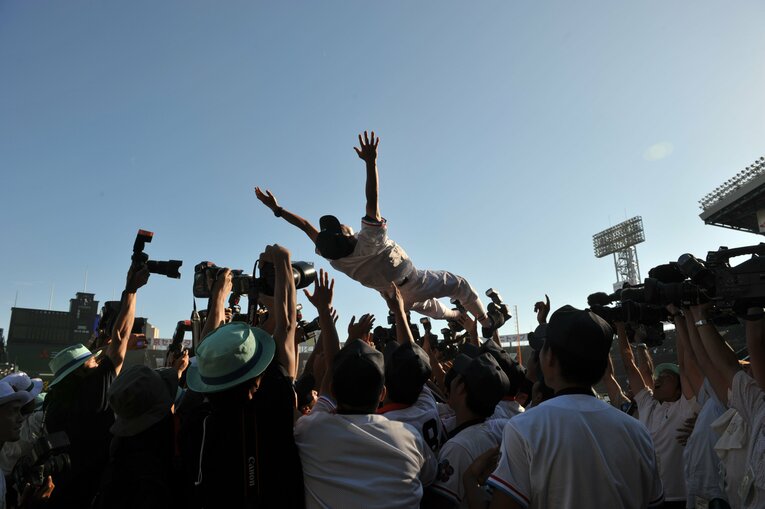 中京大中京の胴上げ　©︎BUNGEISHUNJU