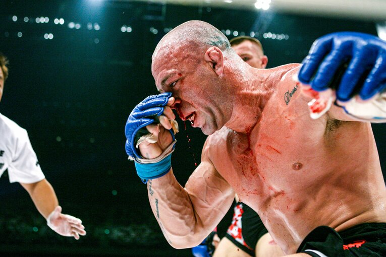 2006年9月10日、PRIDE無差別級グランプリ準決勝。ミルコの打撃で鼻血を滴らせるヴァンダレイ・シウバ　©Susumu Nagao