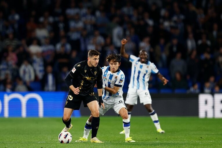 久保建英が“因縁の暴力的ファール主犯”と再会して〈気にするなよ〉間近で見た潔さ…スペイン名物ワインの本拠地に馴染む“14番への愛”(14)