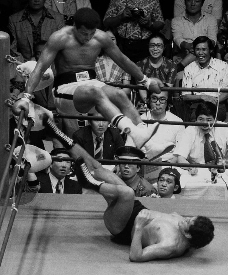 今から49年前のモハメド・アリとアントニオ猪木の異種格闘技戦。試合がはじまると猪木はマットに寝ころび、いわゆる「猪木アリ状態」に　©JIJI PRESS