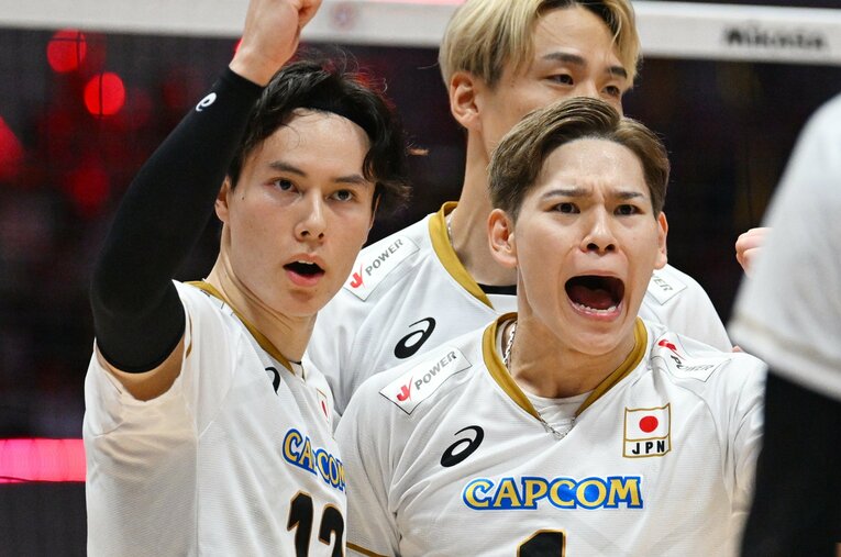 攻守にわたって活躍した高橋藍と西田有志 ／ photograph by JVA/AFLO SPORT