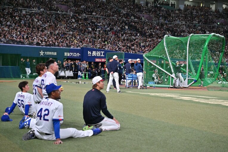 こちらは28日。「大谷花火大会」をかぶりつきで観戦する中日ナイン　©Hideki Sugiyama