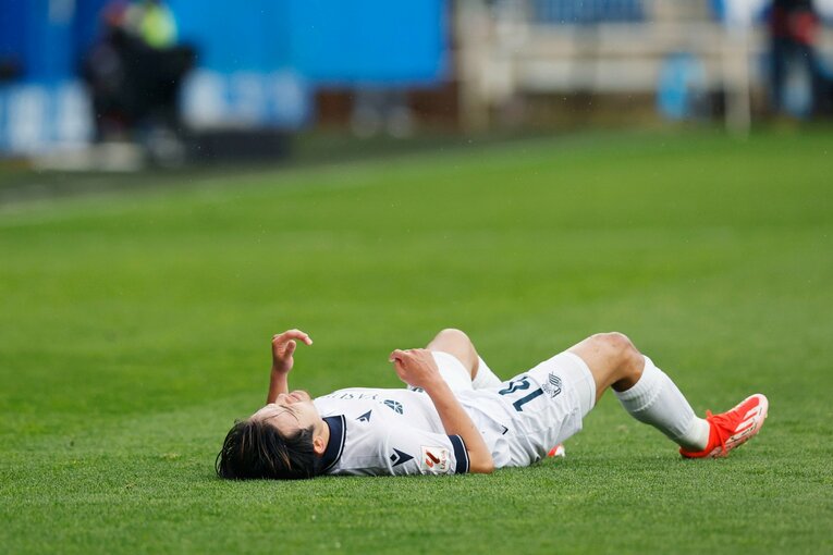 久保建英22歳ケガの悲運→相手DFが痛めた足をストレッチ、“元恩師”の敵将も心配そうに…撮影者が肌で感じる「バスク対決、タケへの敬意」(2)