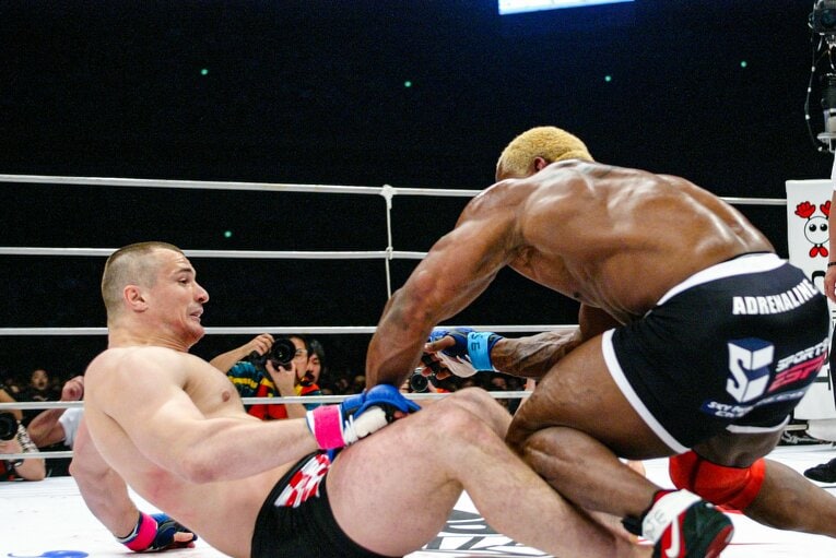 ダメージを隠せないミルコを追撃するランデルマン　©Susumu Nagao